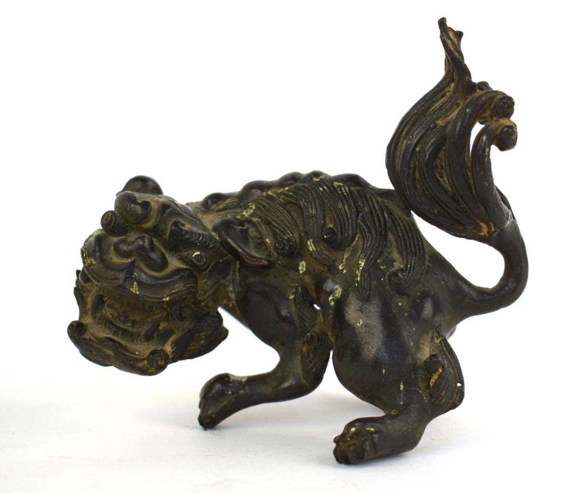 A Chinese brown patinated bronze figure modelled as a foo dog, h. 10.5 cm, d. 8.5 cm, 730 gms * - Bild 2 aus 5