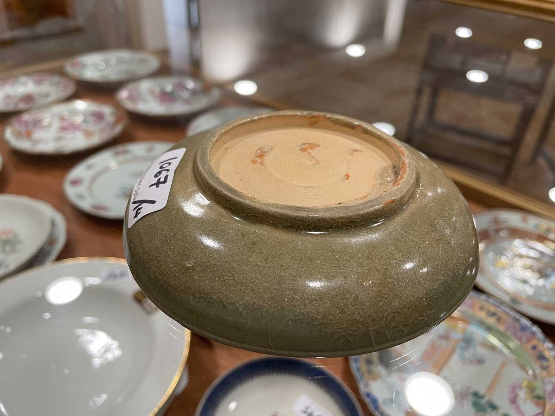 A Chinese celadon saucer of circular form, d. 12.5 cm, together with a group of other celadon and - Bild 41 aus 49