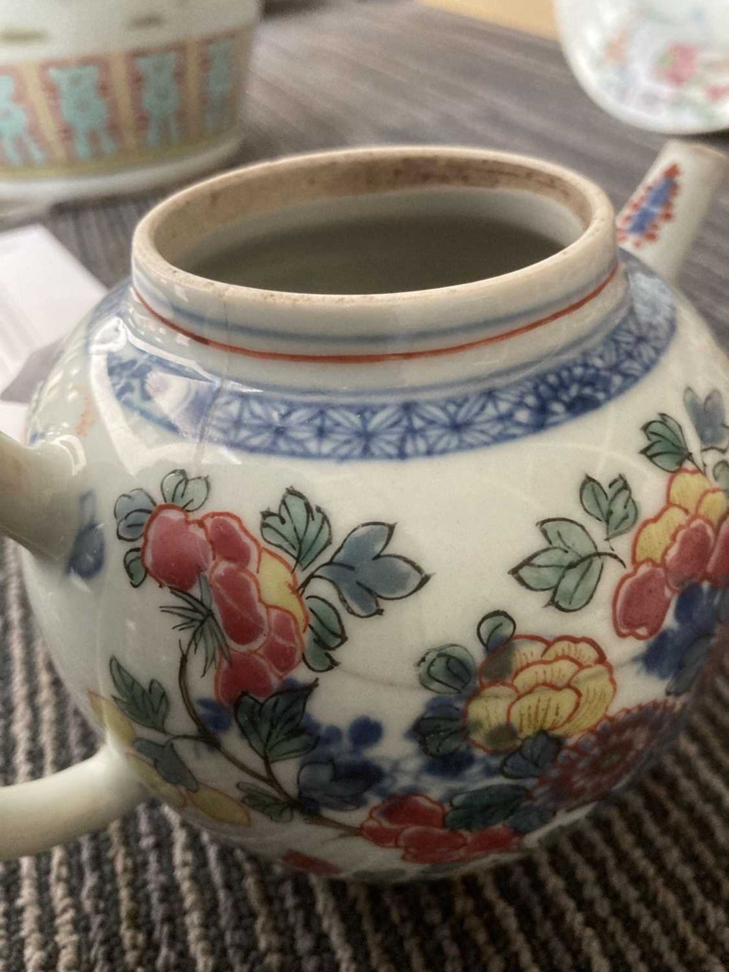 A Chinese famille rouge teapot and cover of globular form, typically decorated with traditional - Bild 18 aus 21