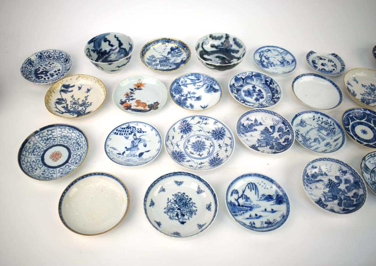 A large quantity of Chinese and other blue and white and imari decorated tea bowls, tea cups, - Bild 2 aus 6