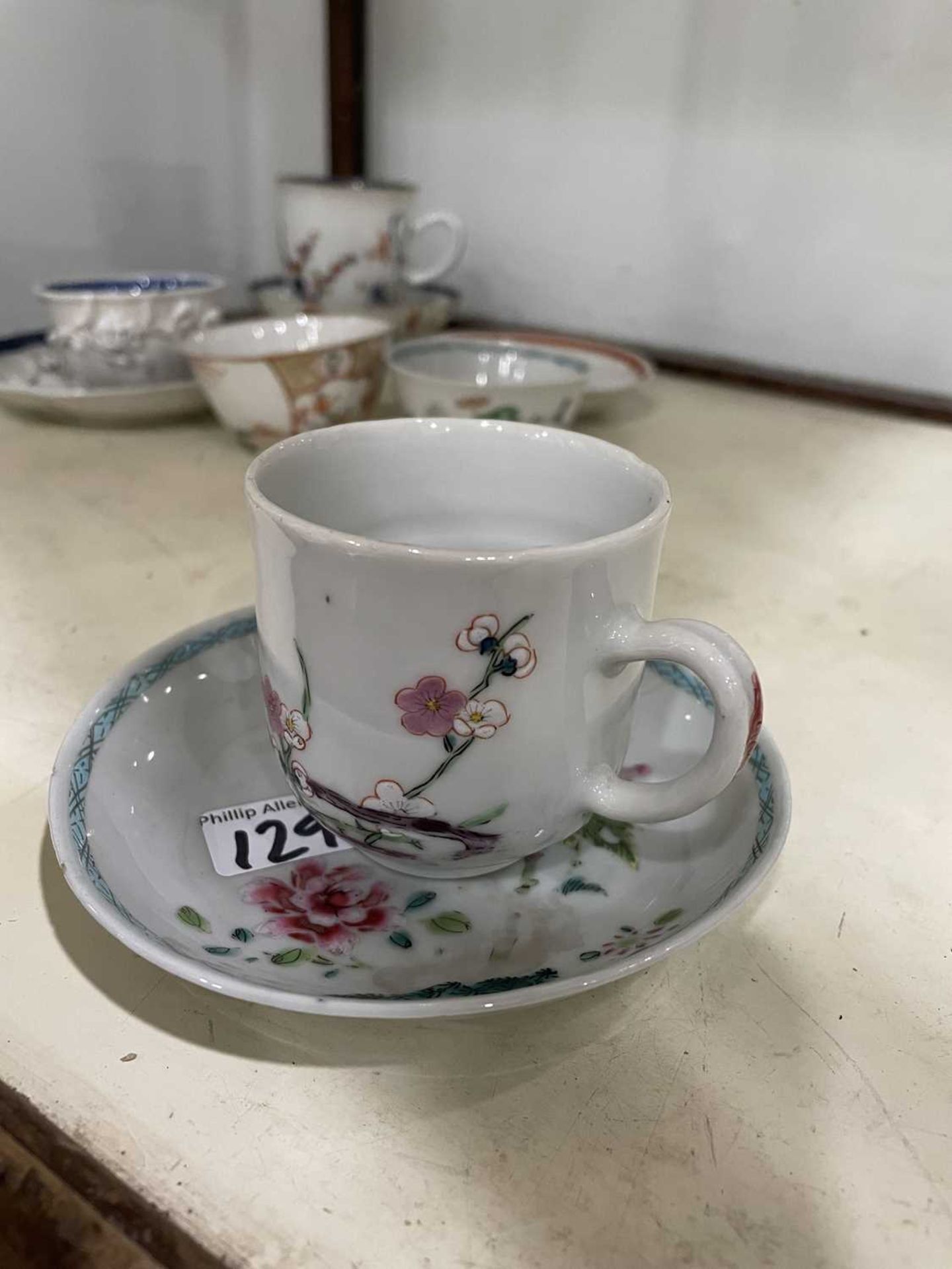 Twelve matching Chinese and other tea bowls, cups and saucers, each decorated in a different - Bild 34 aus 114