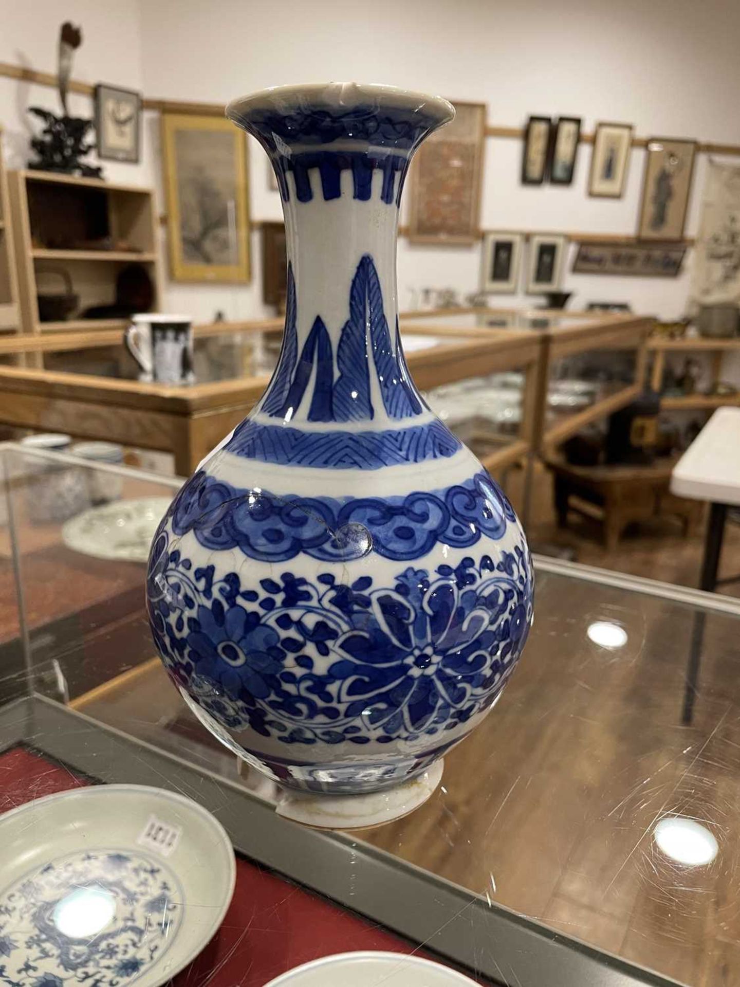A Chinese blue and white blossom pattern brush pot of cylindrical form on a fixed hardwood base, - Bild 23 aus 54