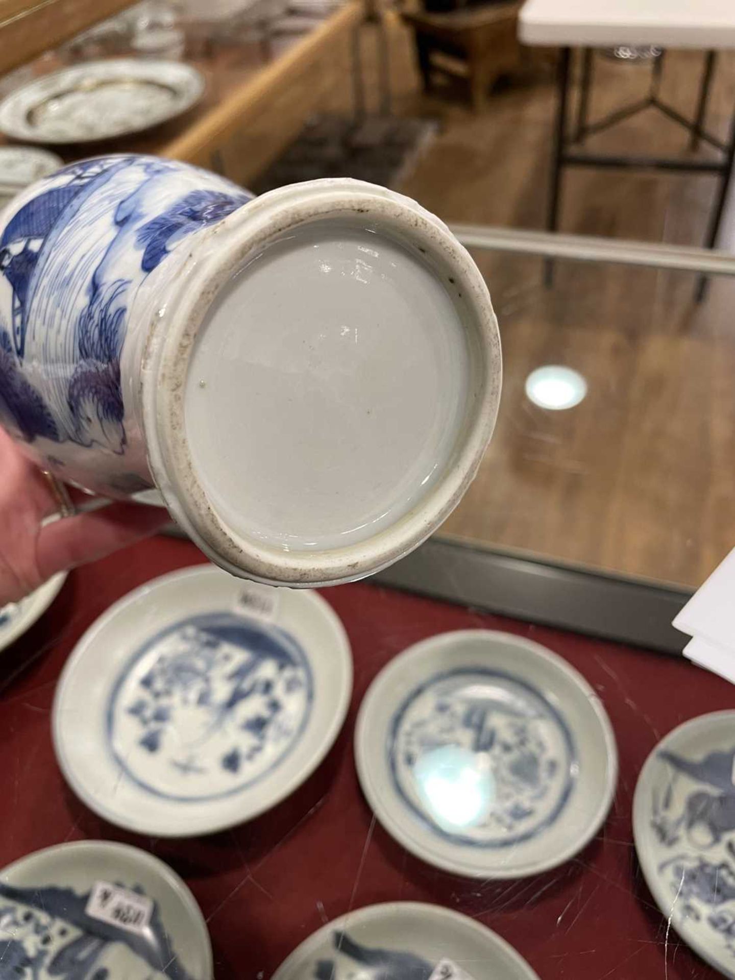 A Chinese blue and white blossom pattern brush pot of cylindrical form on a fixed hardwood base, - Bild 35 aus 54