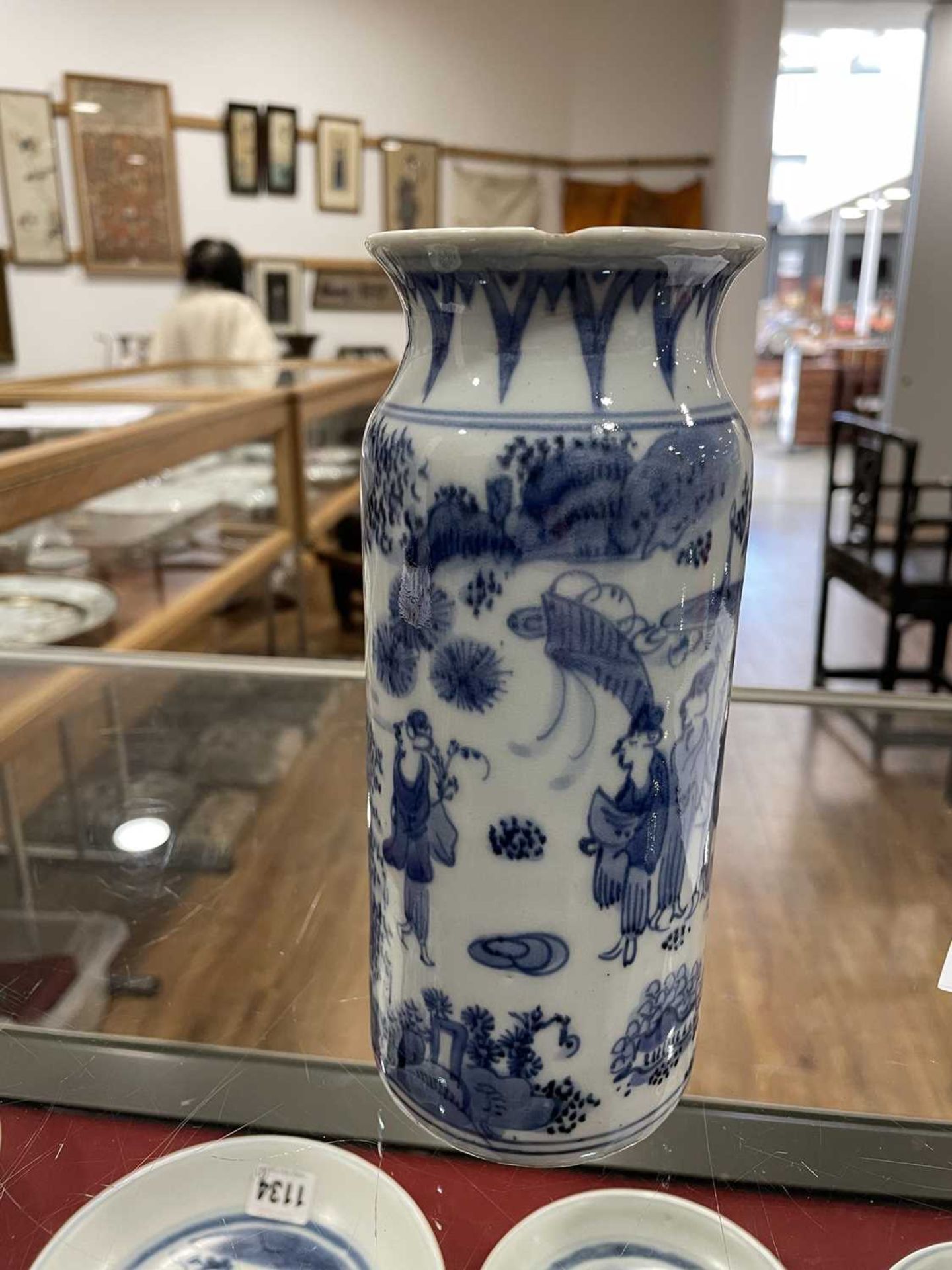 A Chinese blue and white blossom pattern brush pot of cylindrical form on a fixed hardwood base, - Bild 45 aus 54