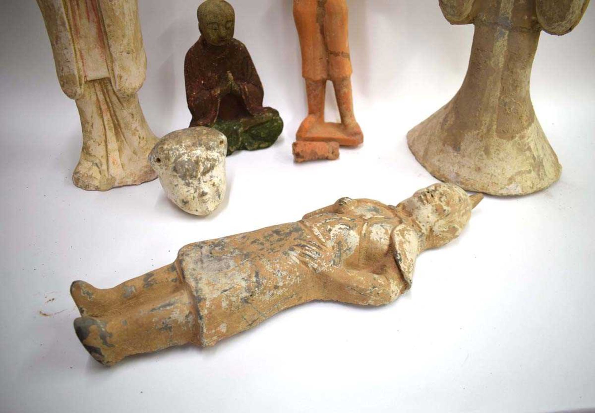 Eight Chinese pottery tomb and other figures of varying sizes, including seated examples, max h. - Bild 5 aus 5