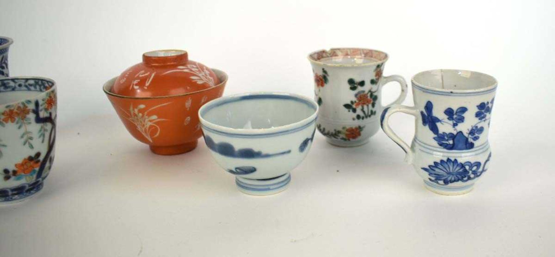 A Japanese tea bowl and cover, decorated with stylised leaves and verse on an ochre ground, cup d. - Bild 4 aus 7