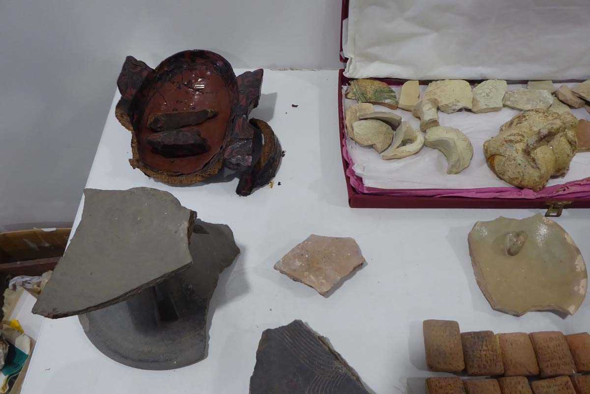 A large quantity of Chinese and other pottery fragments (qty) *from the collection of Phillip - Image 2 of 18