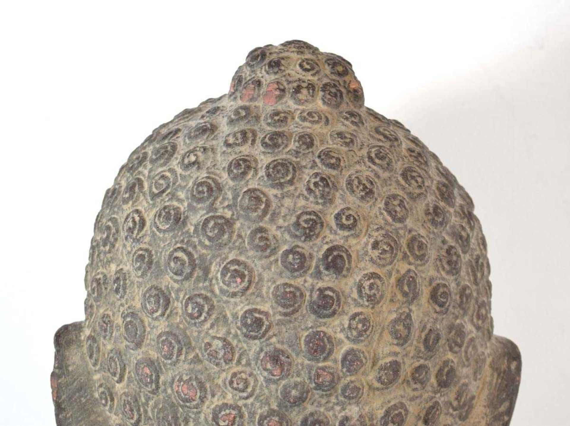 A stoneware figure modelled as the Buddhas head, h. 38.5 cm, including stand *from the collection of - Bild 5 aus 6