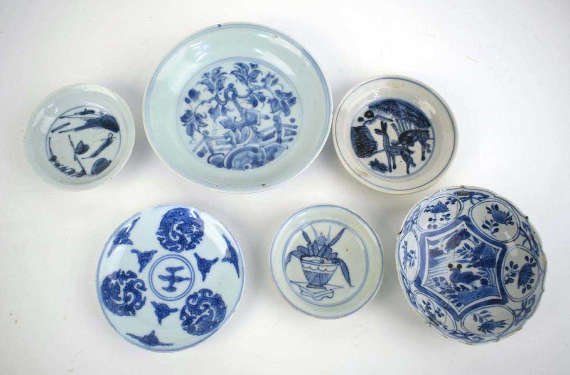 A Chinese Ming Dynasty blue and white dish centrally decorated with a pair of deer, d. 10 cm,