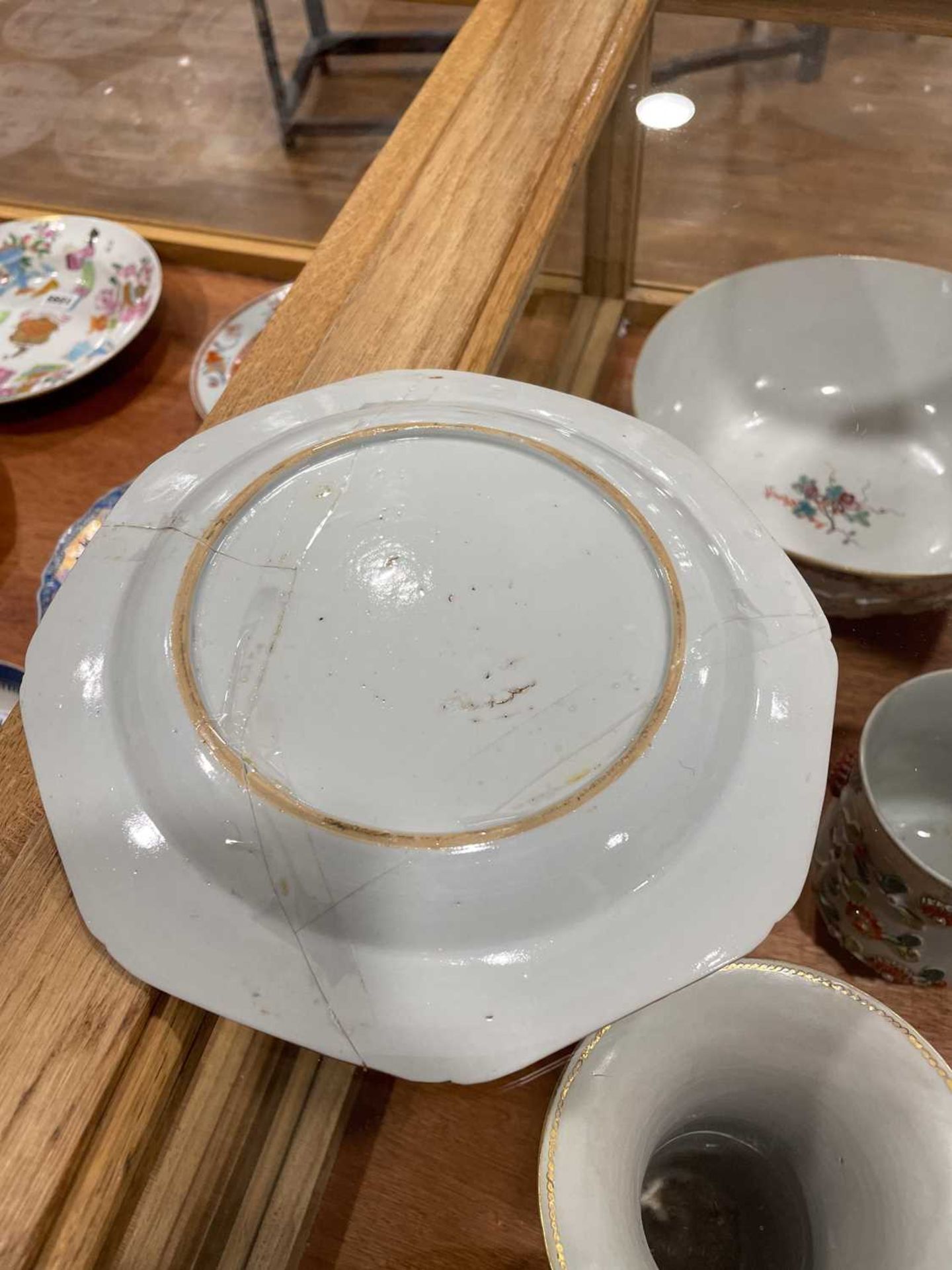 A Chinese Export armorial dish, decorated in coloured enamels with traditional figures and the (?) - Bild 17 aus 41