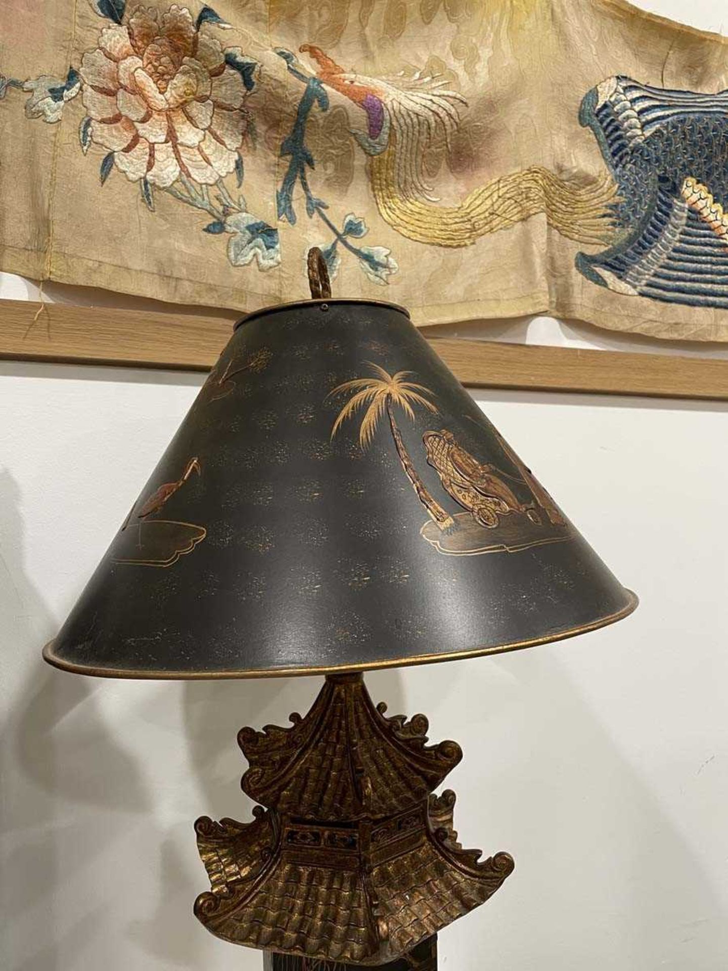 A pair of late 20th century chinoiserie table lamps, the black shades with gilded relief detail over - Bild 11 aus 17