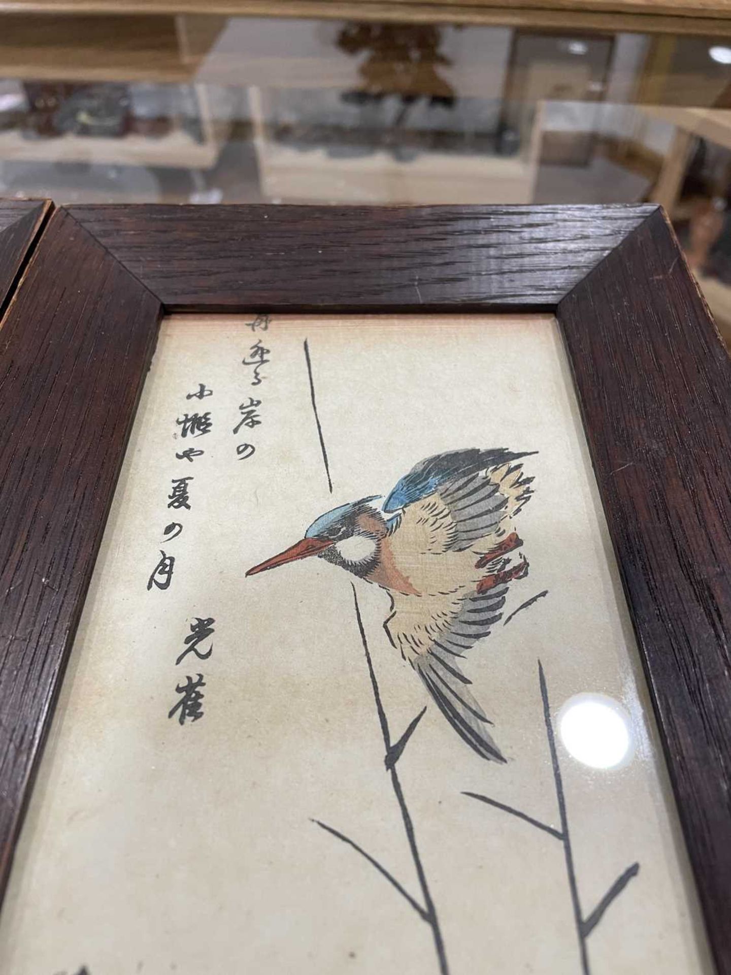 A pair of Japanese woodbock prints, each depicting a kingfisher in flight, 32 x 11 cm (2) *from - Bild 6 aus 9