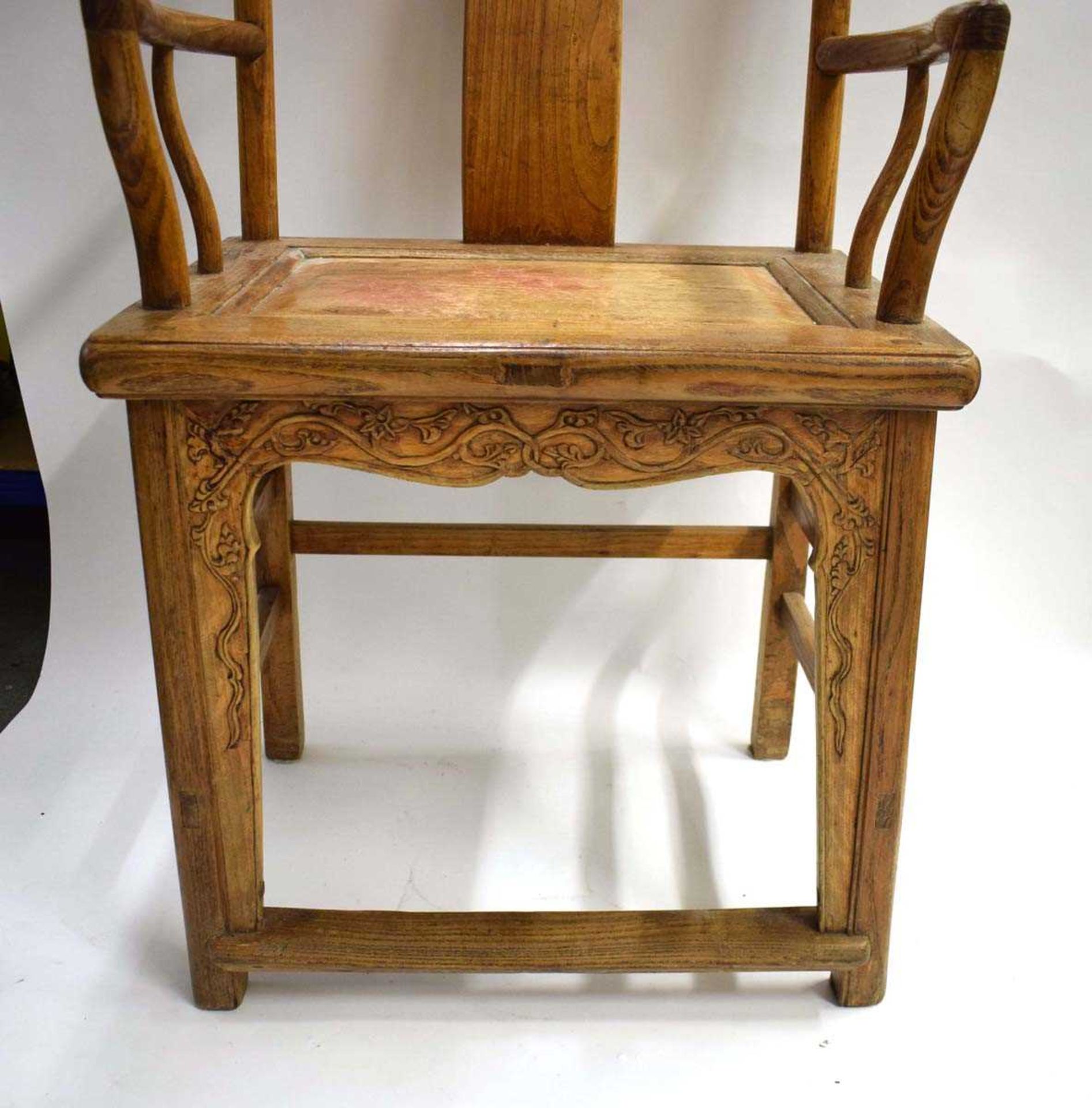 A pair of Chinese elm yoke back open armchairs, w. 56 cm, h. 114 cm, d. 44 cm (2) *from the - Bild 3 aus 6