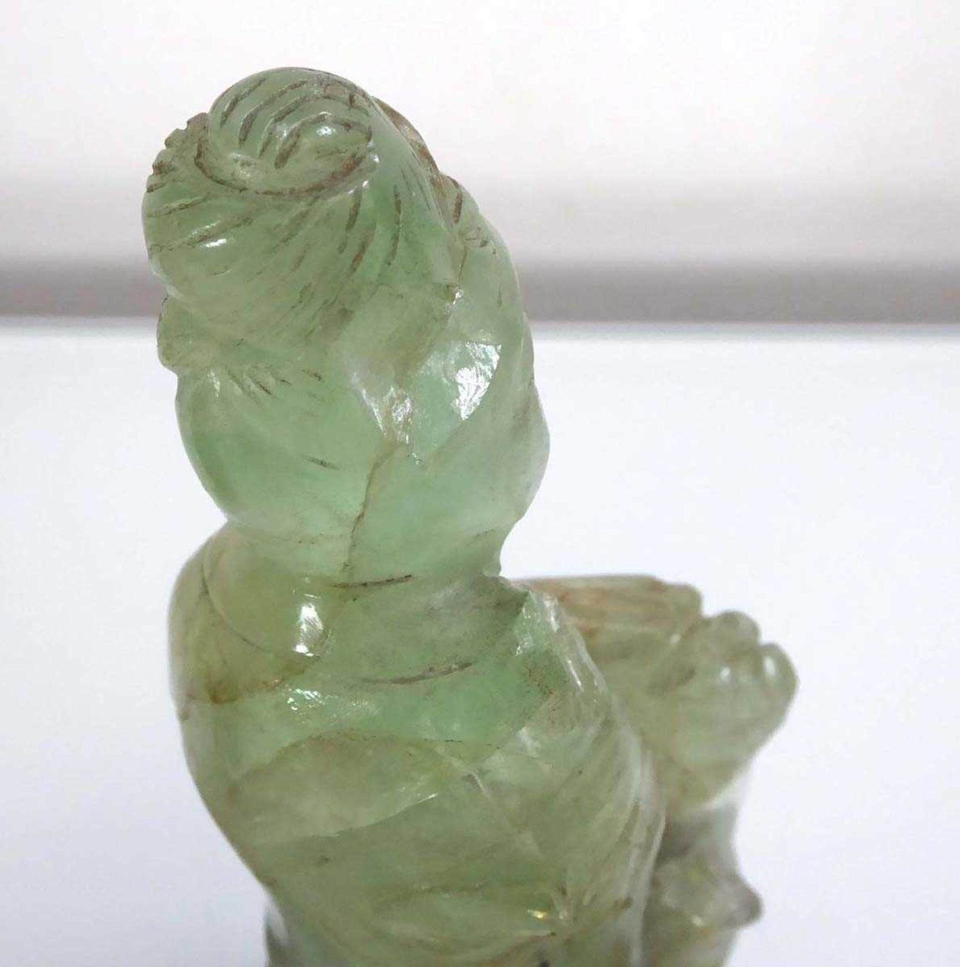 A Chinese green hardstone figure, h. 15 cm and a horn style mask carving, h. 13.5 cm (2) *from the - Bild 4 aus 14