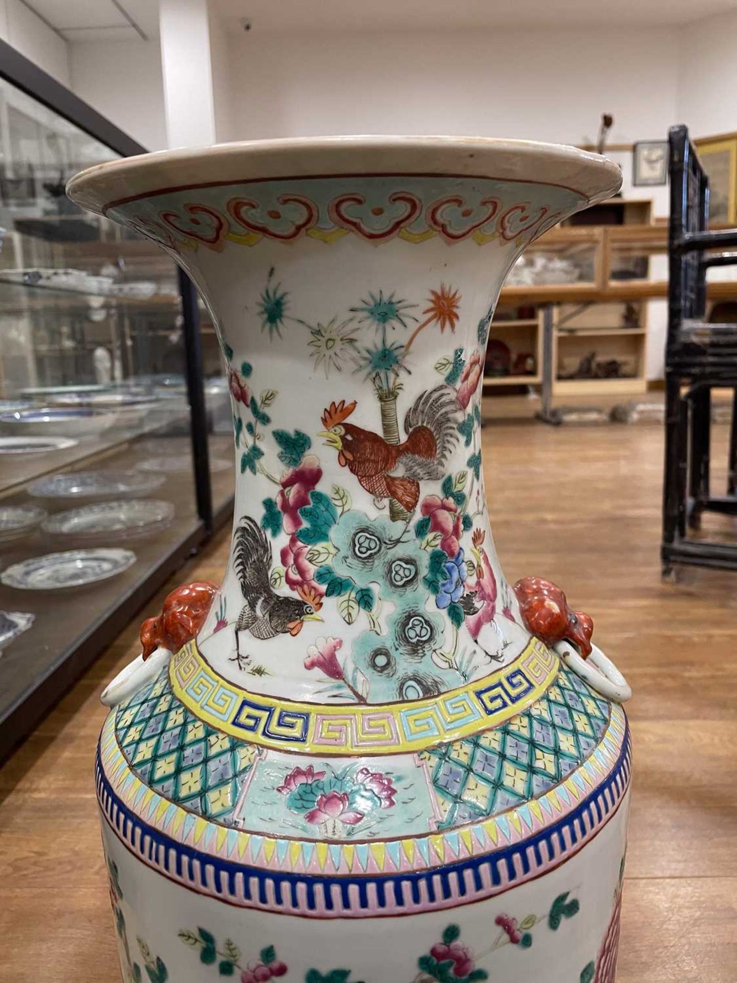 A Cantonese vase of shouldered form decorated in coloured enamels with cockerels and hens within a - Bild 12 aus 23