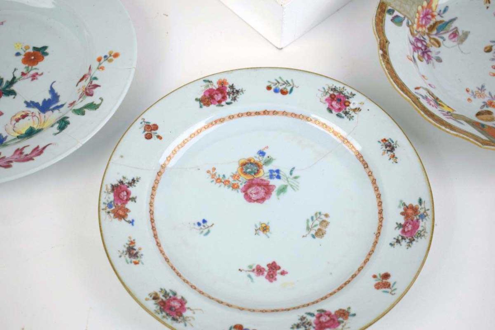 Twelve Chinese and Chinese inspired famille rouge cabinet plates, max d. 23 cm (12) *from the - Bild 2 aus 5