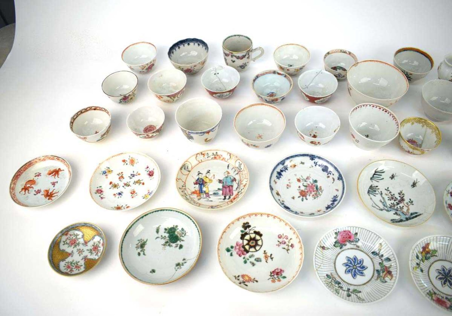 A large quantity of Chinese and other enamel and imari decorated tea bowls, tea cups, saucers and - Image 10 of 15