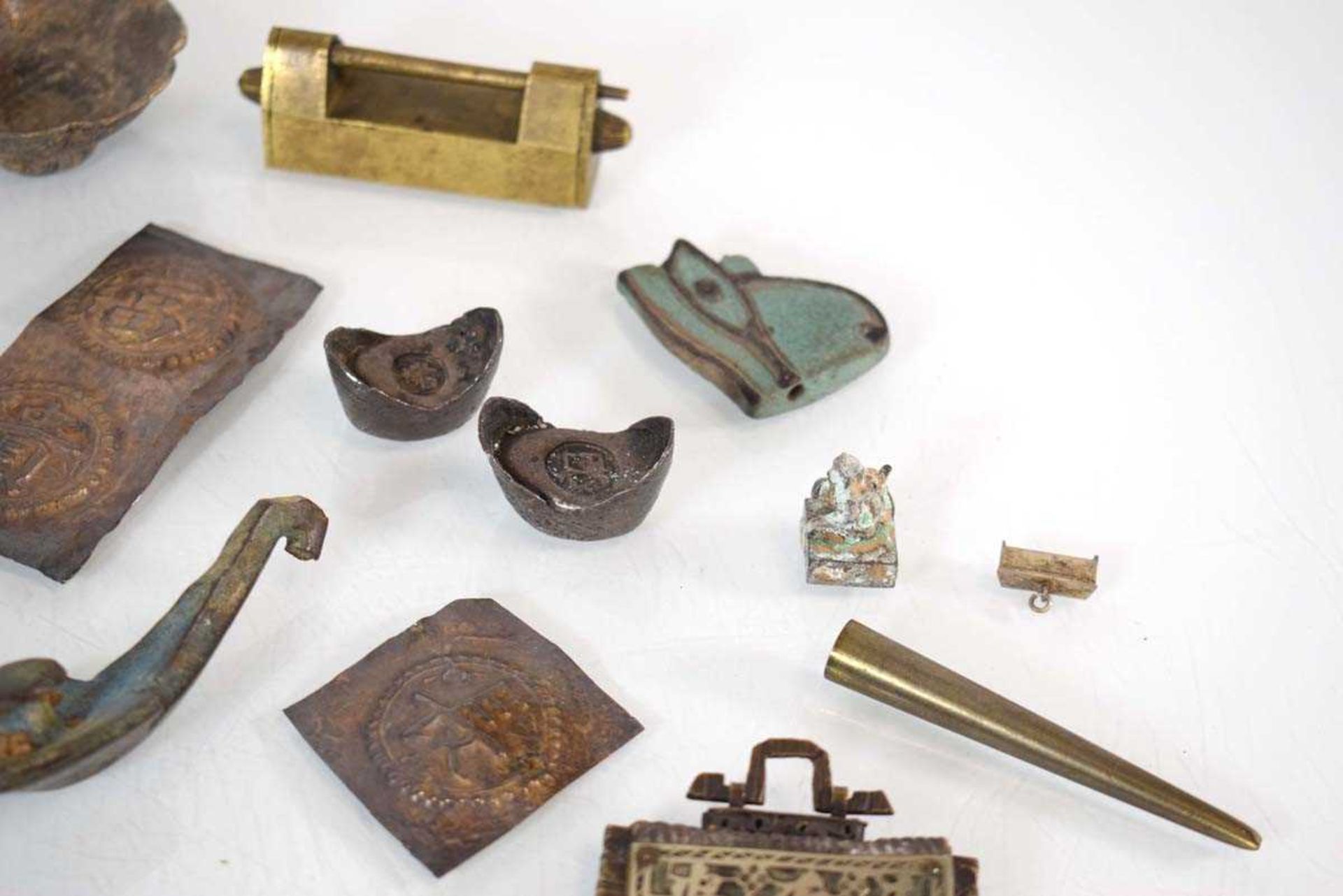 A mixed group of Oriental metalware including a tower, h. 9.5 cm, a wheelbarrow, a rickshaw, pins, a - Bild 4 aus 12