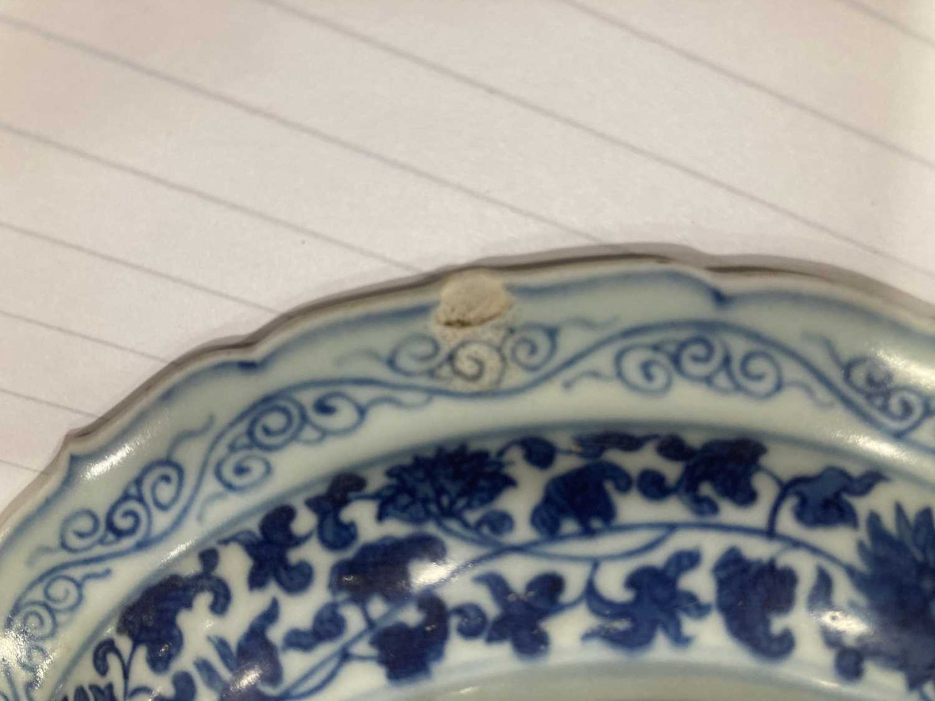 A Chinese blue and white leaf shaped dish decorated with an extensive landscape within a foliate - Bild 6 aus 12