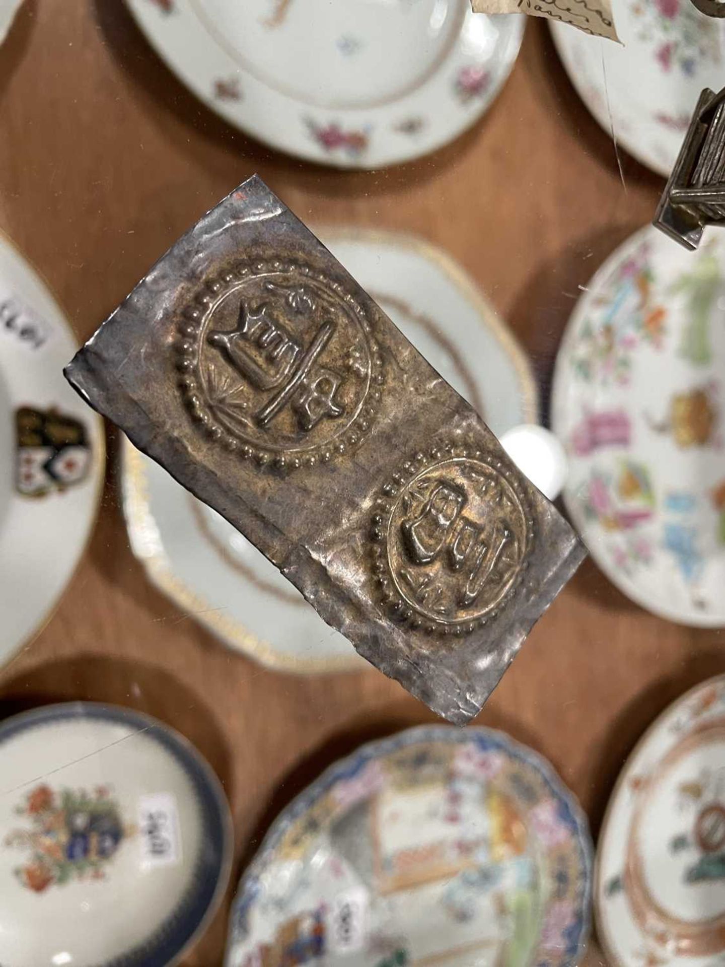 A mixed group of Oriental metalware including a tower, h. 9.5 cm, a wheelbarrow, a rickshaw, pins, a - Image 8 of 12