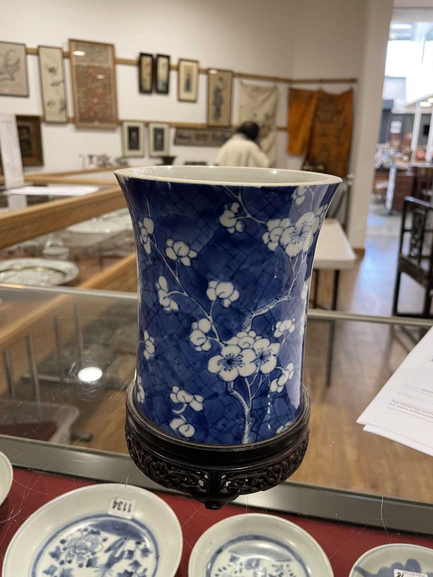 A Chinese blue and white blossom pattern brush pot of cylindrical form on a fixed hardwood base, - Bild 48 aus 54