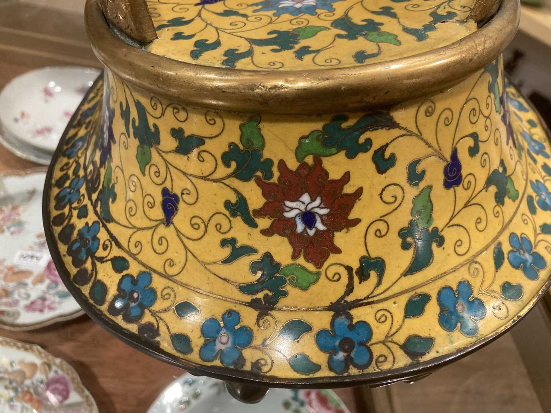 A 19th century Chinese cloisonné jardinière of oval form, decorated with floral motifs within a - Bild 16 aus 19