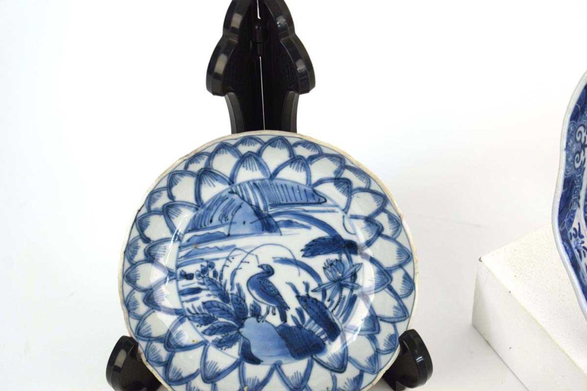 A Chinese blue and white leaf shaped dish decorated with an extensive landscape within a foliate - Bild 3 aus 12