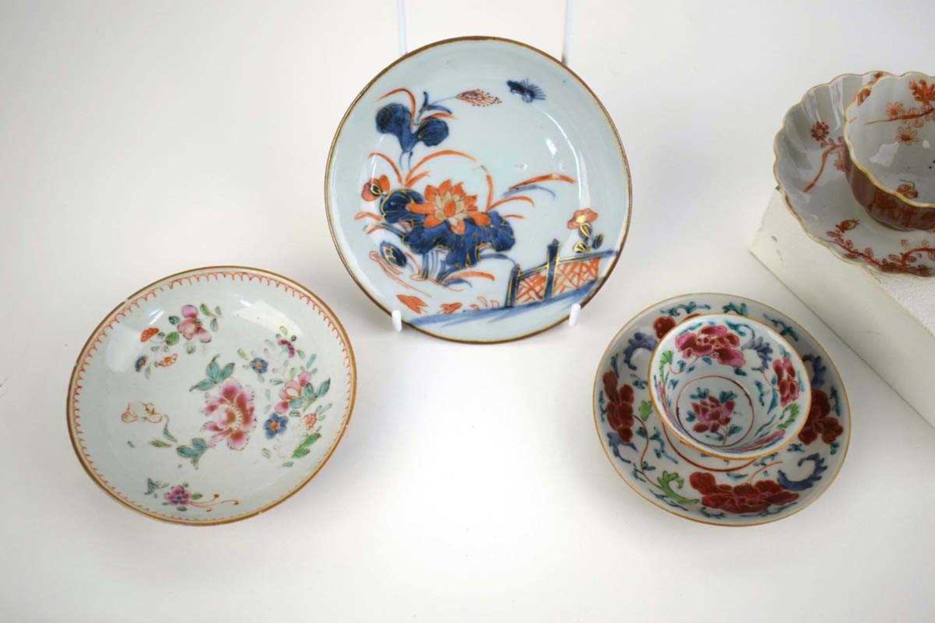 Eight items of Batavia porcelain, each decorated with foliate motifs in coloured enamels including a - Bild 2 aus 13