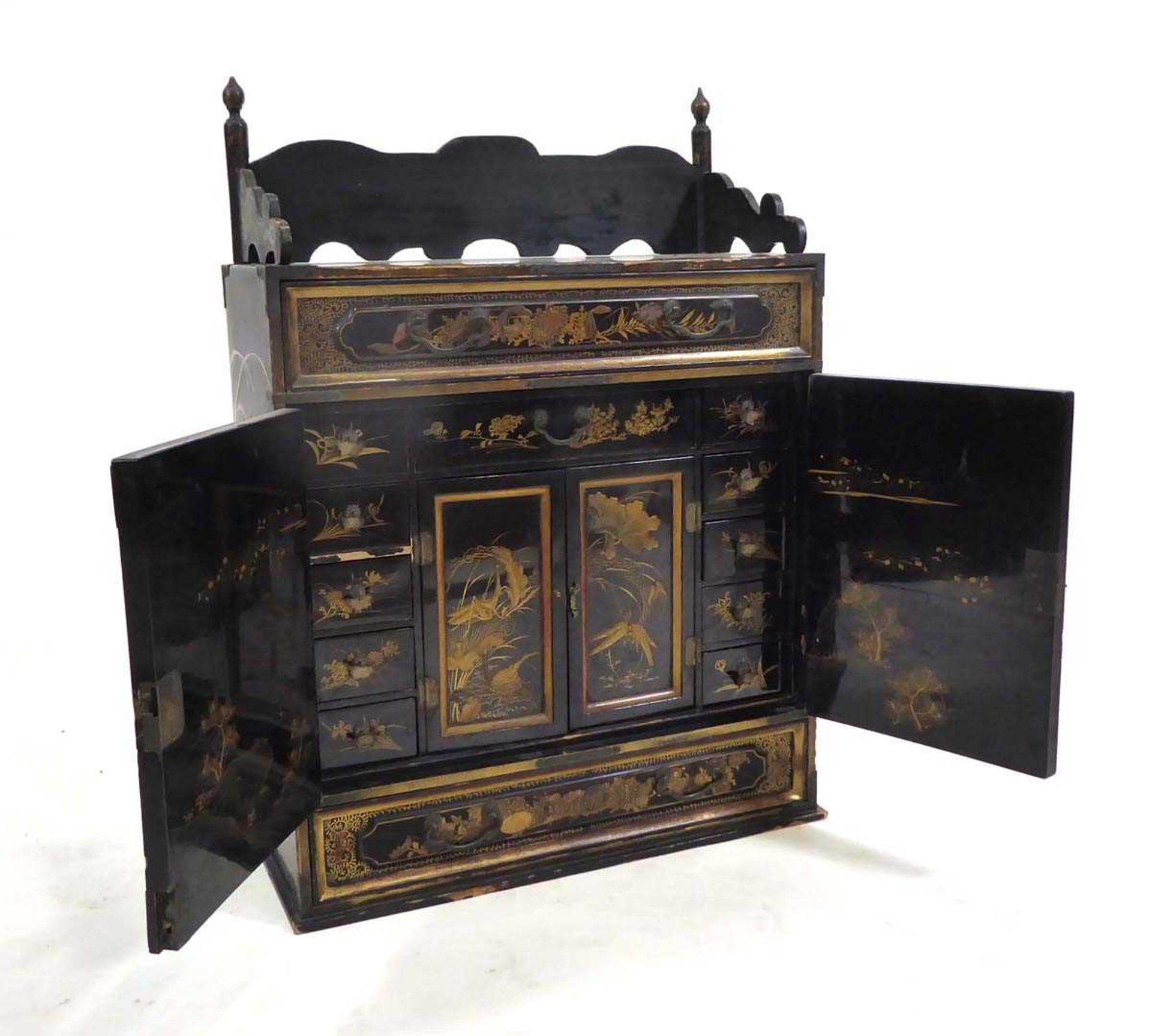 A Chinese lacquered table cabinet, gilt decorated with animals and traditional landscapes opening to - Bild 2 aus 7