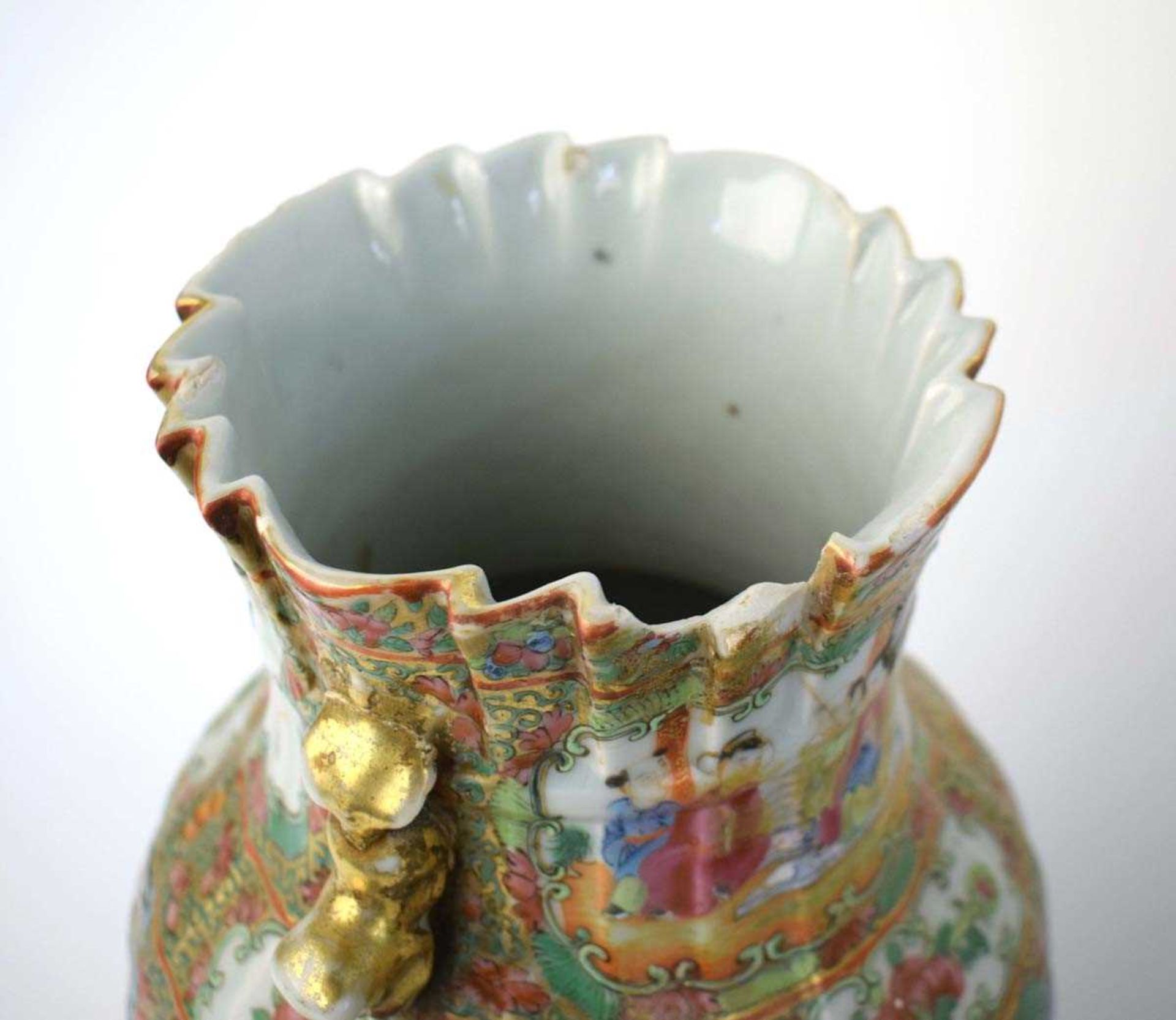 A Cantonese water jug, typically decorated in coloured enamels with traditional figures, insects and - Bild 5 aus 8