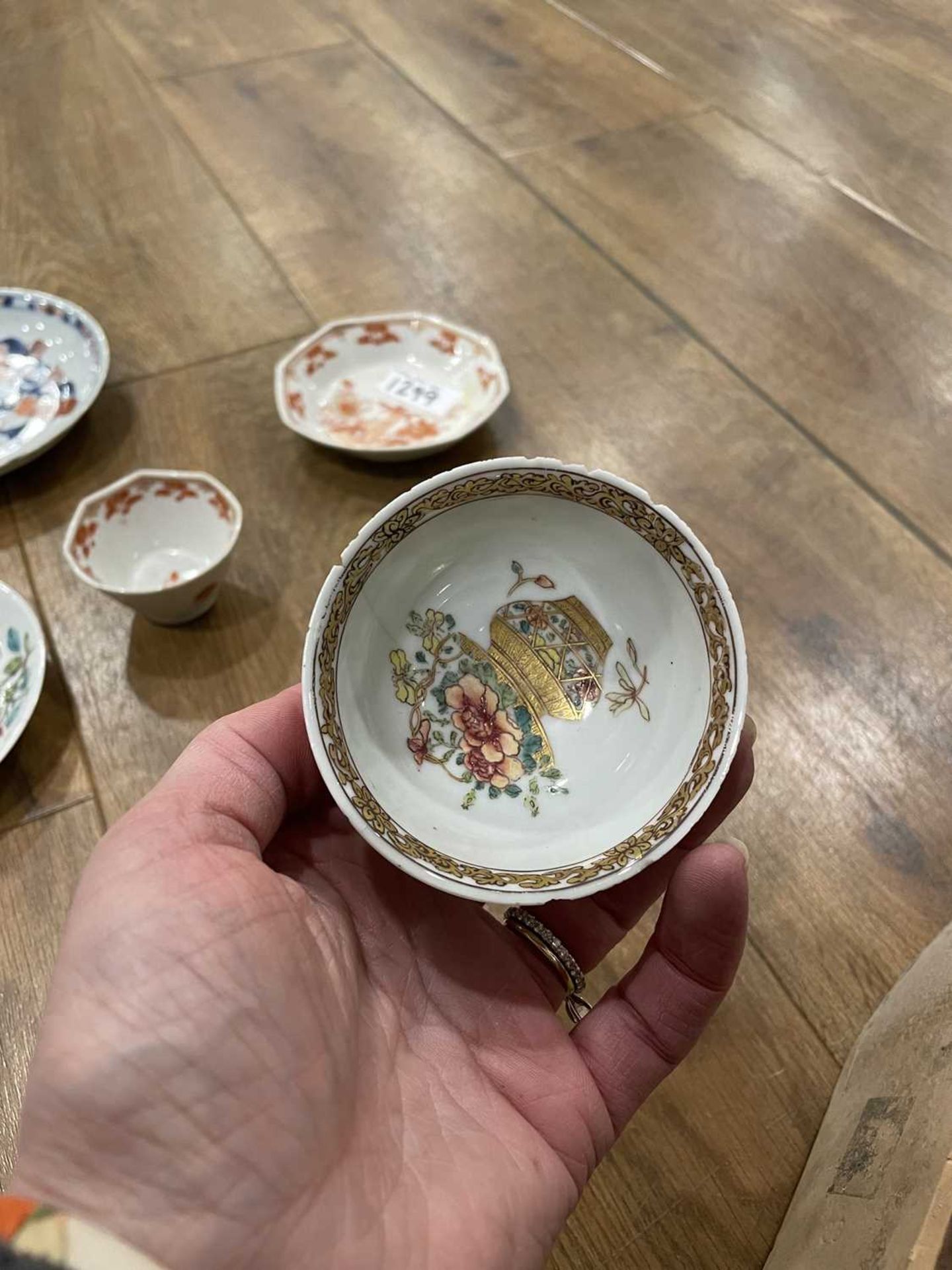 Twelve matching Chinese and other tea bowls, cups and saucers, each decorated in a different - Bild 109 aus 114