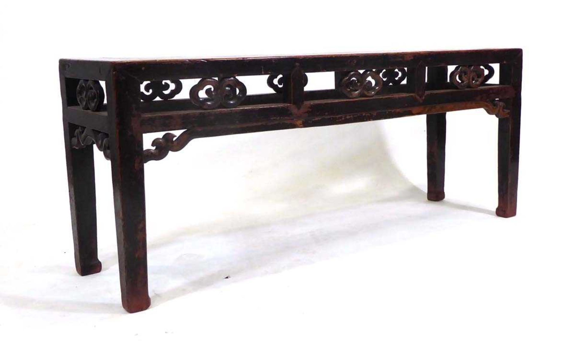A Chinese hardwood bench of typical form, w. 120 cm, h. 48 cm, d. 32 cm *from the collection of - Bild 3 aus 3