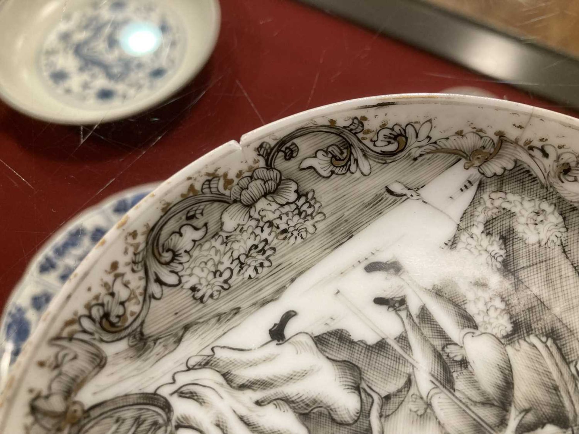 Eleven items of Chinese en-grisaille decorated porcelain including a tea bowl and matching saucer, - Bild 11 aus 31