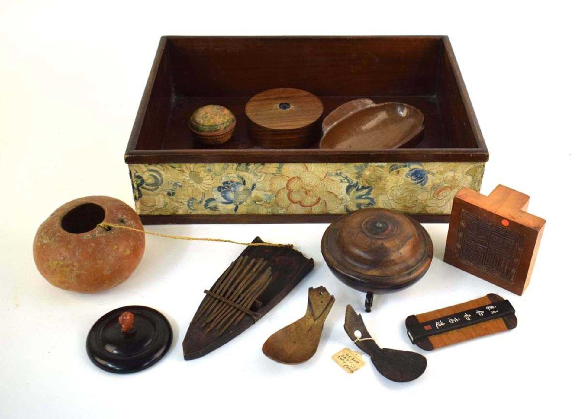 A mixed group of Oriental wooden collectables including a moustache comb, l. 12 cm, an ink stamp, - Bild 2 aus 3