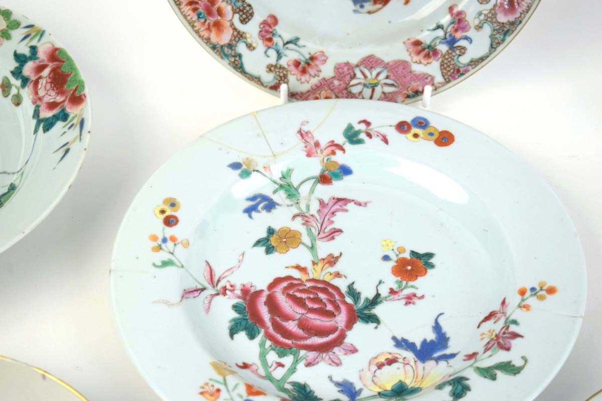 Twelve Chinese and Chinese inspired famille rouge cabinet plates, max d. 23 cm (12) *from the - Bild 4 aus 5