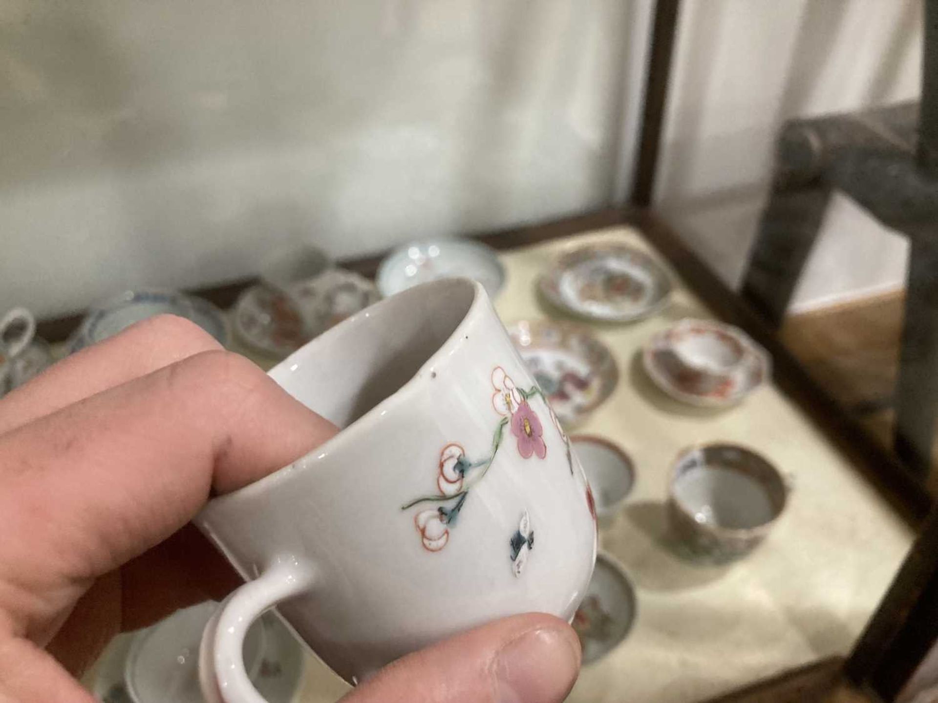 Twelve matching Chinese and other tea bowls, cups and saucers, each decorated in a different - Bild 20 aus 114