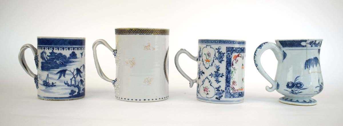 A Chinese Export blue and white tankard with entwined handle and concentric ring decoration, h. 14 - Image 4 of 6