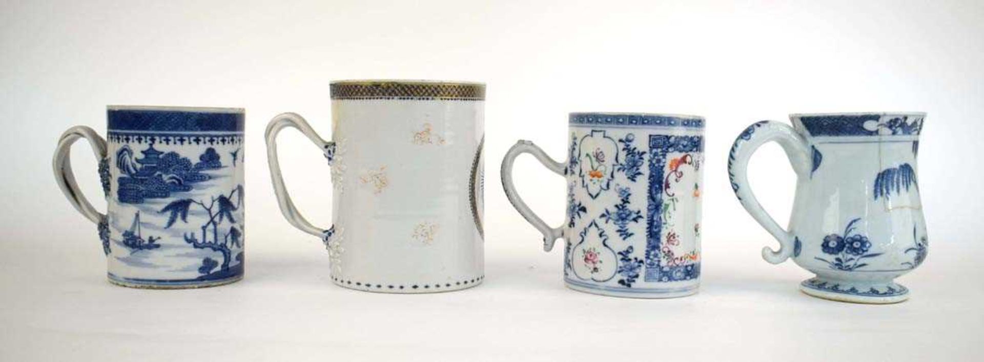 A Chinese Export blue and white tankard with entwined handle and concentric ring decoration, h. 14 - Bild 4 aus 6