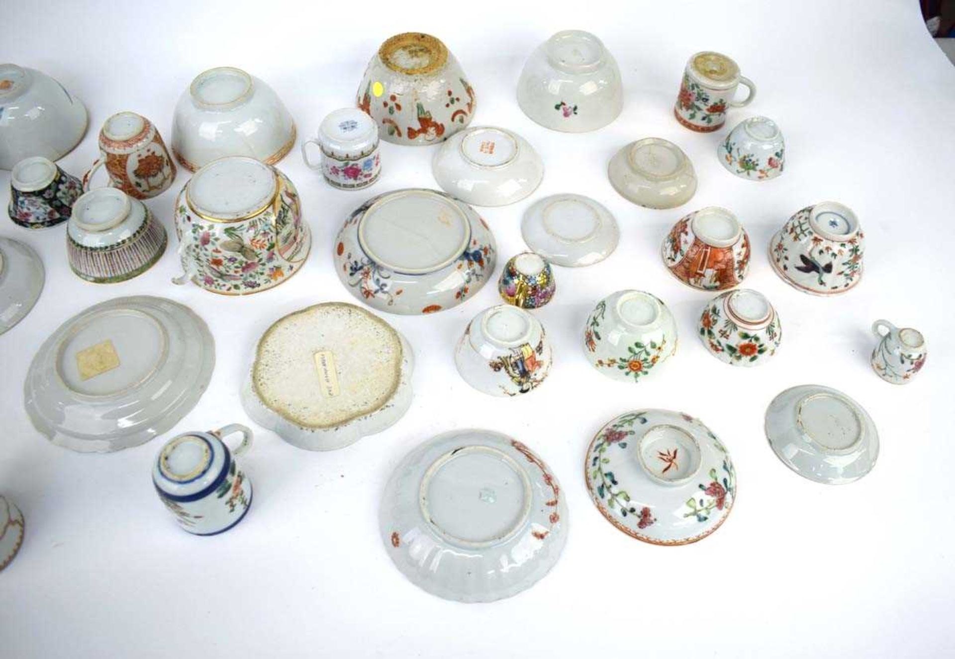 A large quantity of Chinese and other enamel and imari decorated tea bowls, tea cups, saucers and - Bild 6 aus 15