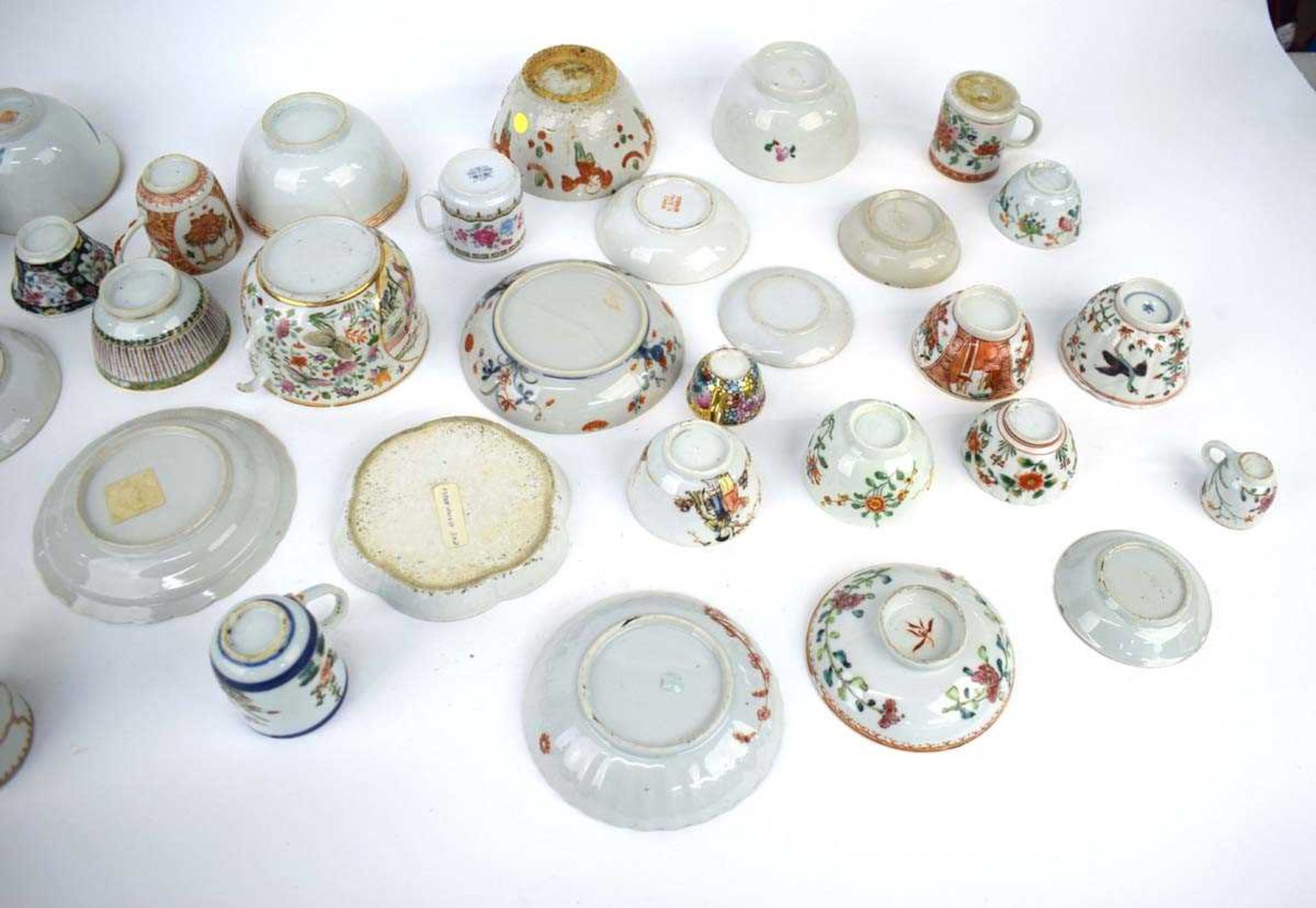 A large quantity of Chinese and other enamel and imari decorated tea bowls, tea cups, saucers and - Image 6 of 15