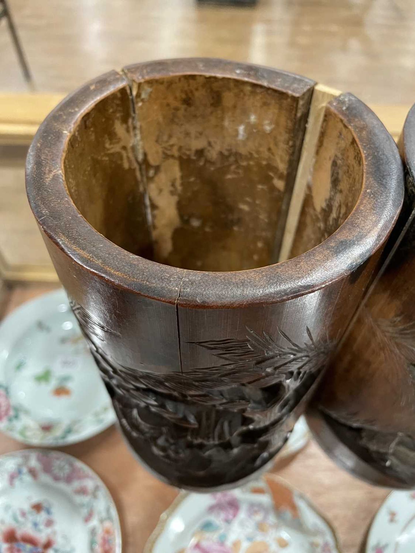 Two pairs of Chinese carved bamboo brush pots, max h. 28.5 cm, together with a carved bamboo - Bild 7 aus 13