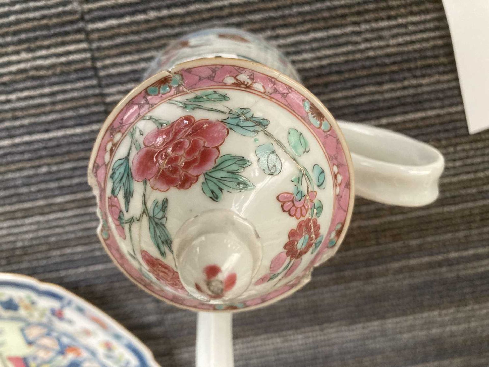 A Chinese famille rouge teapot and cover of globular form, typically decorated with traditional - Bild 20 aus 21