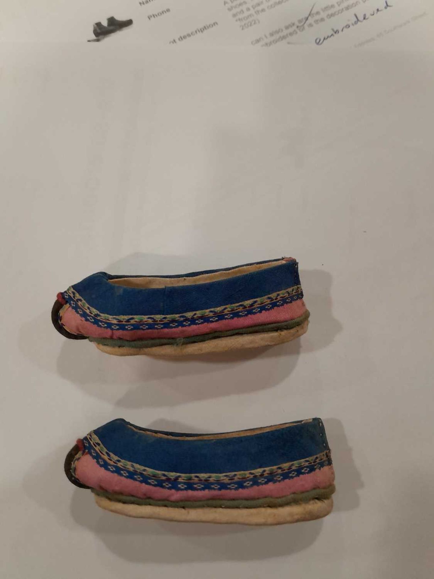 A pair of Chinese embroidered silk 'lotus' shoes, l. 11.5 cm, two further pairs of shoes and a - Bild 6 aus 14