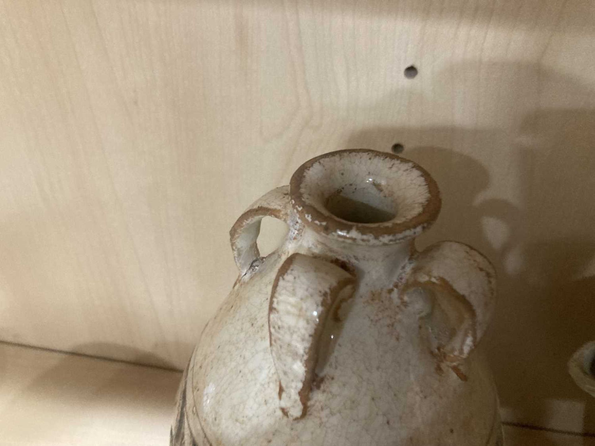A Chinese celadon teapot of ovoid form, h. 16 cm and five further items of celadon and stoneware (6) - Bild 29 aus 30