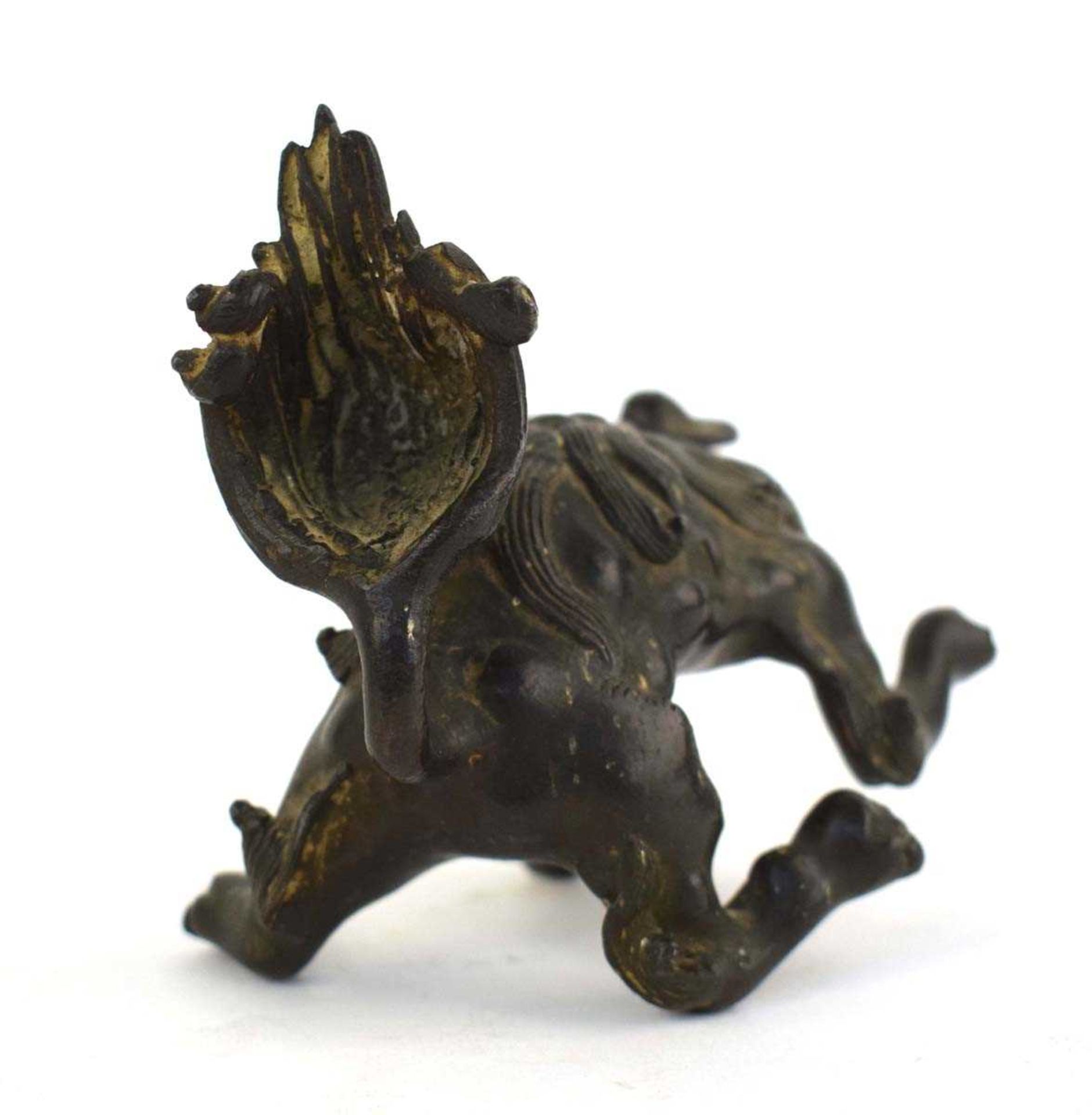 A Chinese brown patinated bronze figure modelled as a foo dog, h. 10.5 cm, d. 8.5 cm, 730 gms * - Bild 3 aus 5