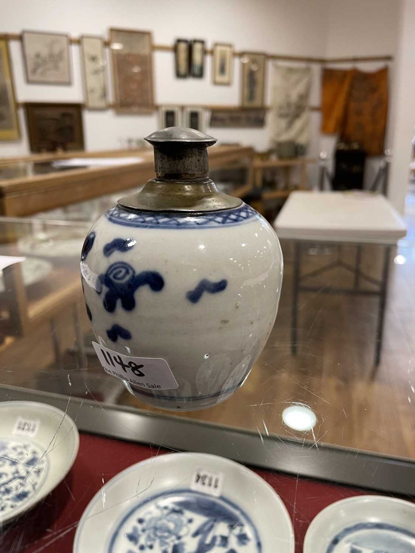 A mixed group of Chinese and other blue and white ceramics including beads, lidded vases, caddies - Bild 67 aus 82