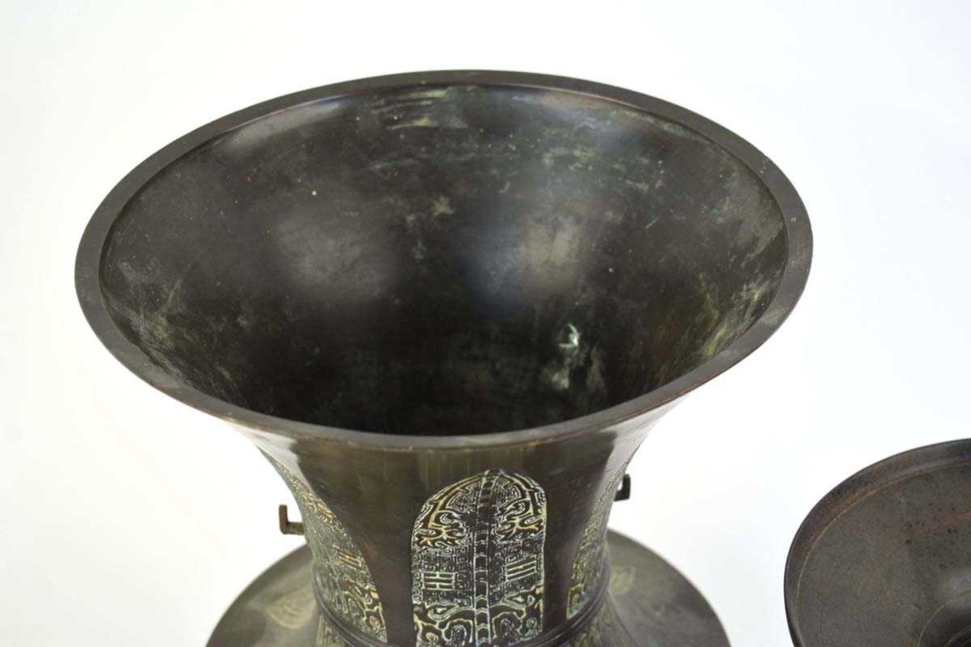 A 19th century Chinese brown patinated bronze vase of flared form, having six blade form sections - Image 3 of 5