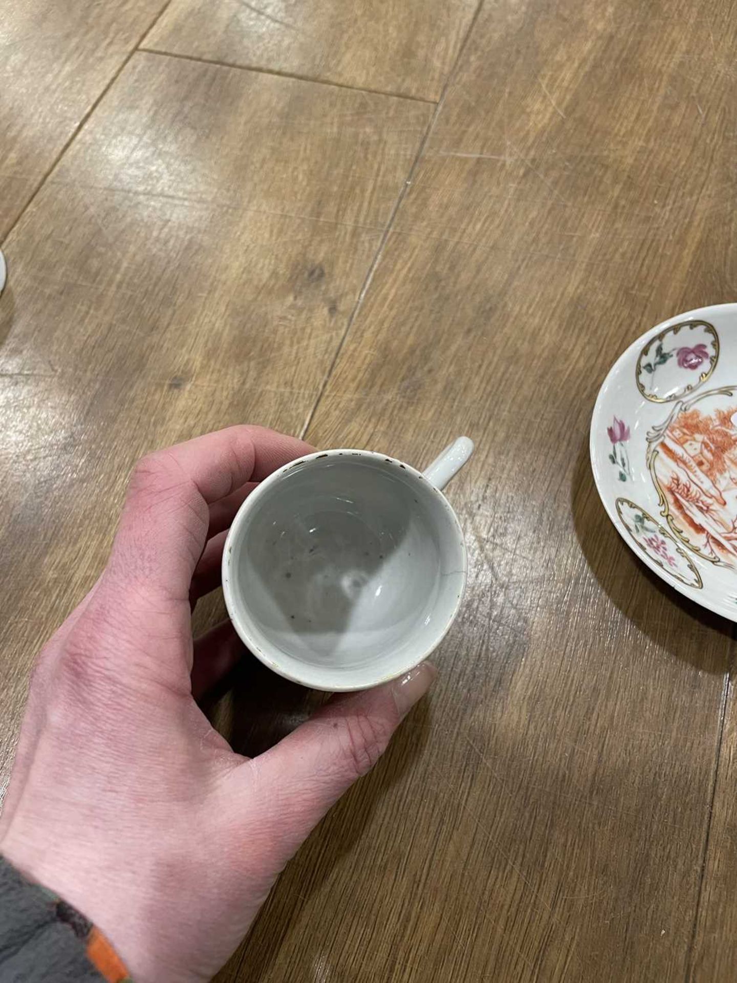 Twelve matching Chinese and other tea bowls, cups and saucers, each decorated in a different - Bild 74 aus 114