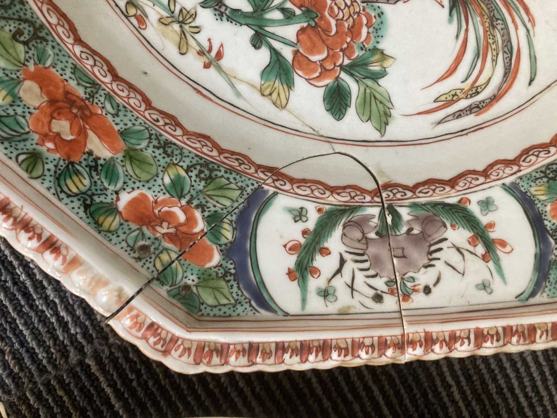 A Chinese shallow dish of octagonal form decorated with blossoming branches in the famille rose - Bild 19 aus 41