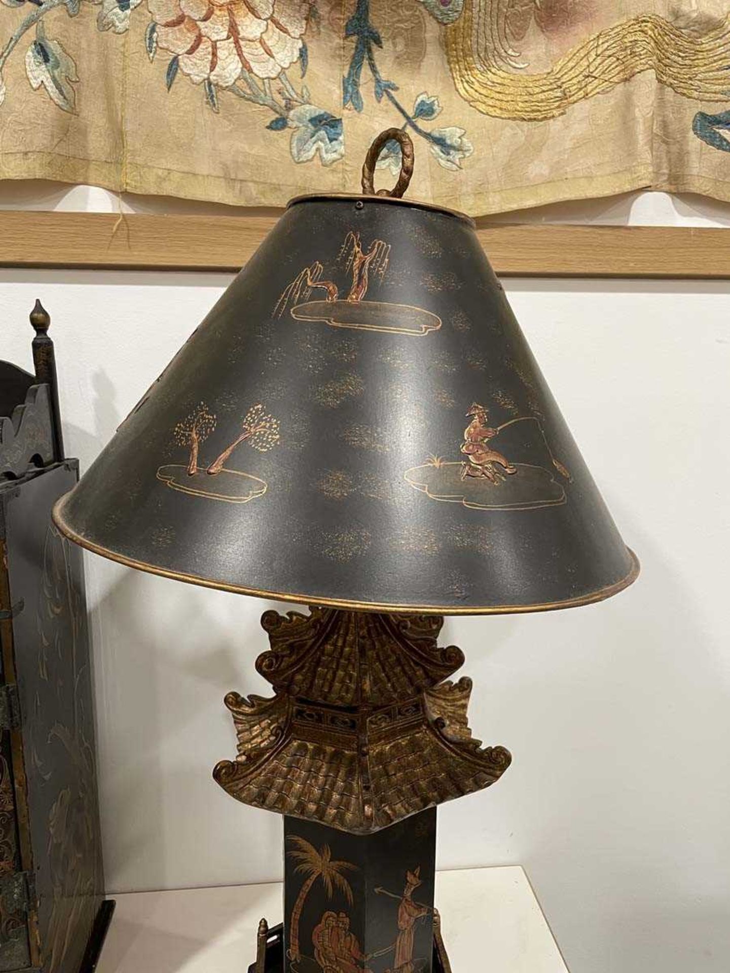 A pair of late 20th century chinoiserie table lamps, the black shades with gilded relief detail over - Bild 14 aus 17